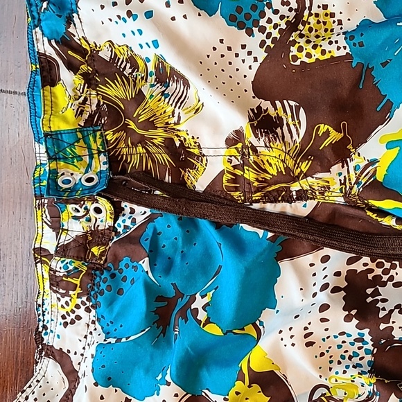 Like new 5 pocket men's shorts/ swim trunks. Mesh interior. - Picture 5 of 12